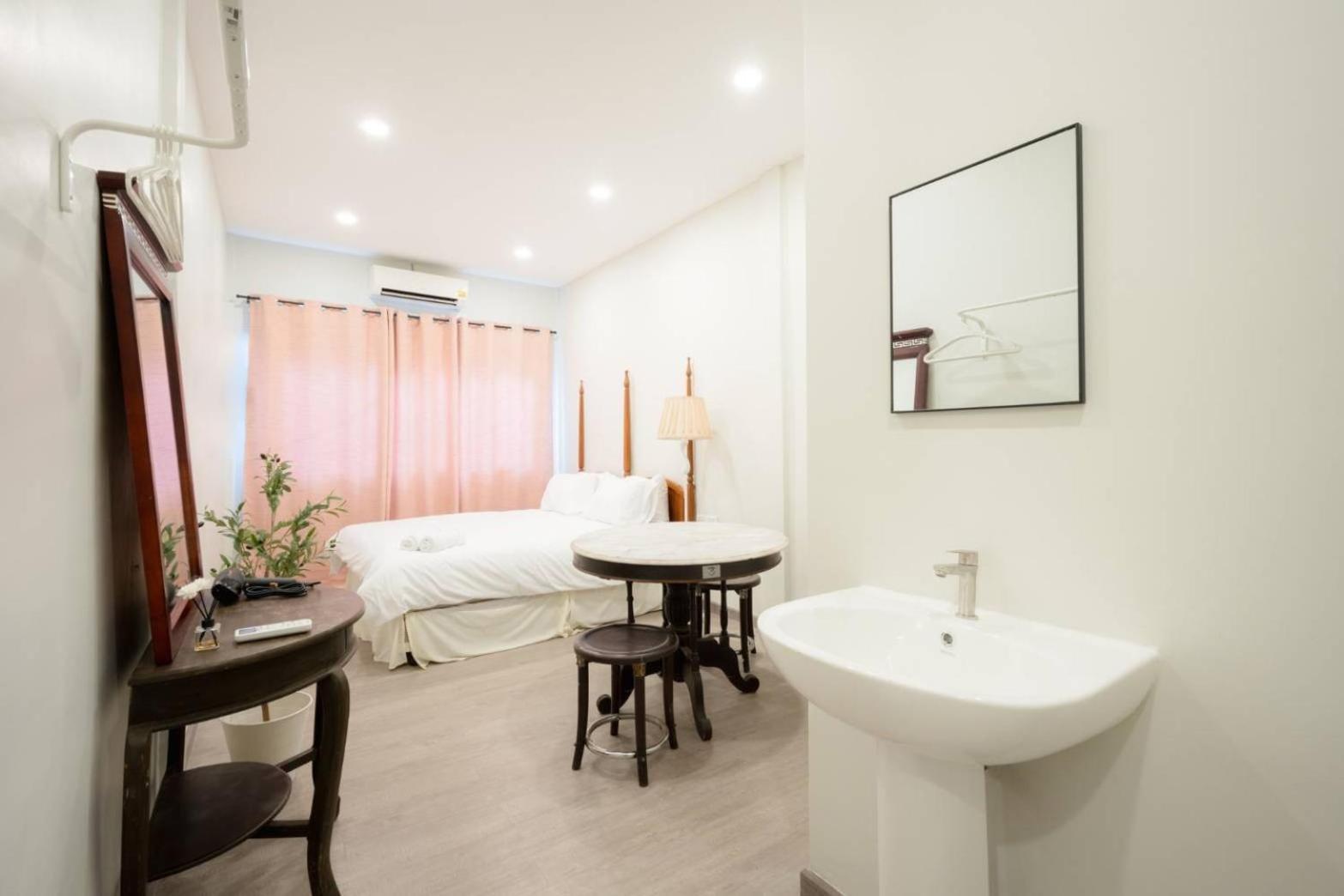 Hidden Dragon X Yaowarat Road Apartment Bangkok Bagian luar foto